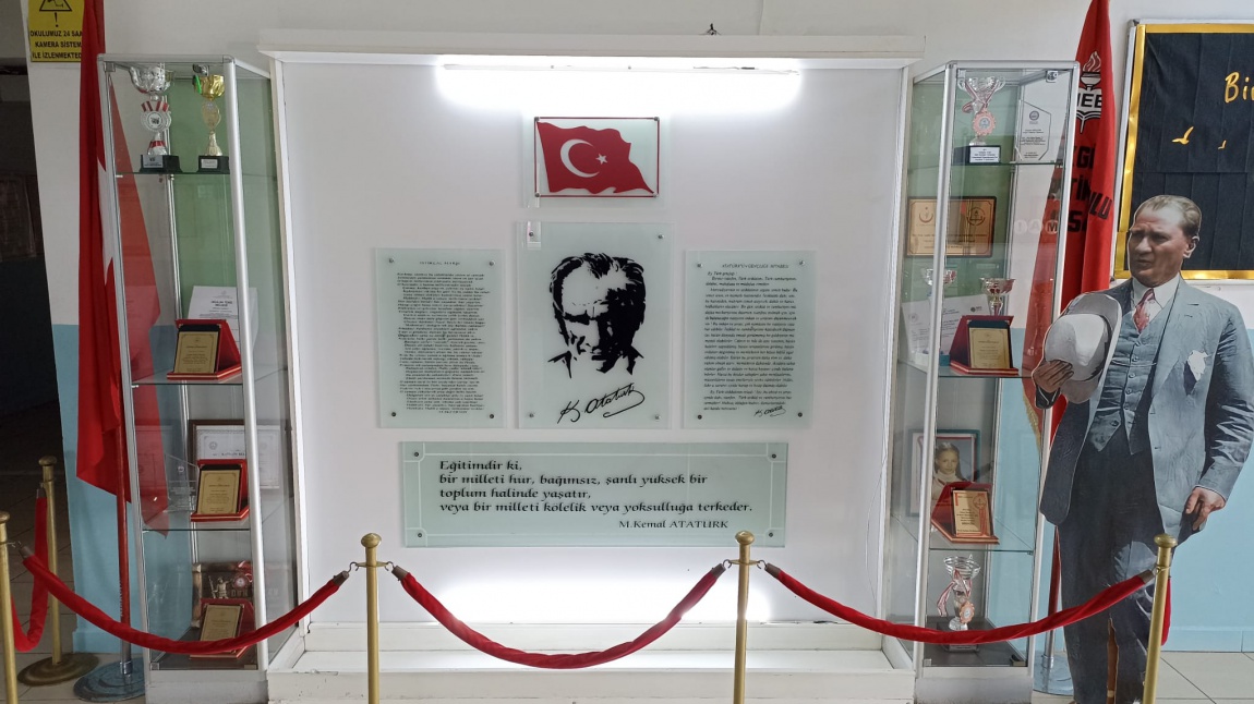 Atatürk Köşesi ve Şeref Köşesi'nin Bakımı Yapılmıştır